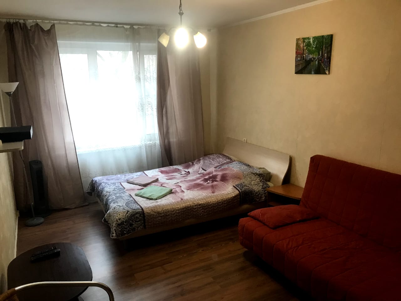 Однокомнатная квартира на улице Родионова в Химках. Кровать